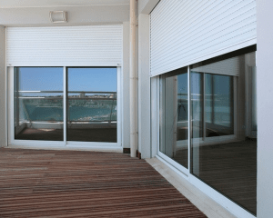 Ventanas modernas con vista al mar.